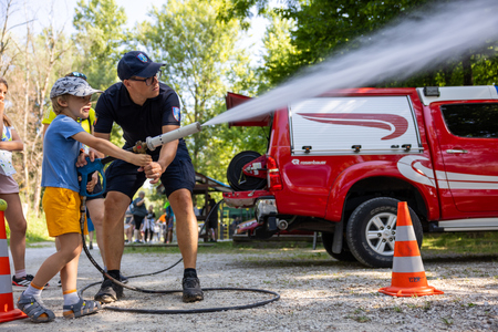 Pot ob reki, ki povezuje (13)